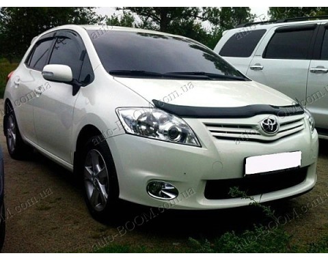 Дефлектор капота на Toyota Auris 09-12 (Sim)