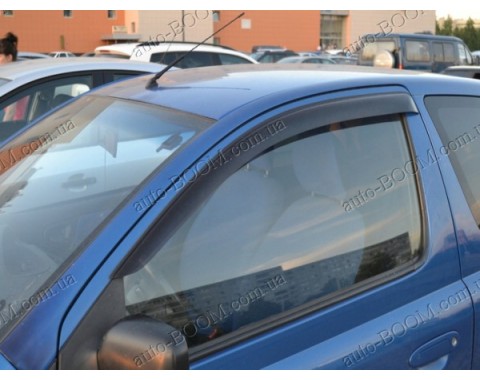Дефлекторы окон на Toyota Yaris 99-06 3двери (Cobra Tuning)